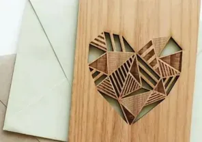 وردة خشبية محفورة